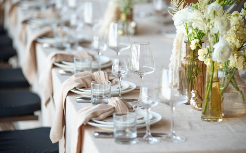 Beautiful,Table,Setting,With,Flowers,And,Cutlery,On,Wooden,Table